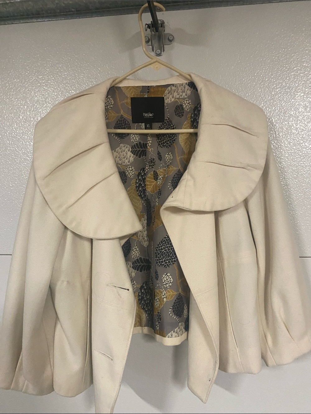 Velvet by Graham & Spencer Cream Cropped Jacket with Statement Collar